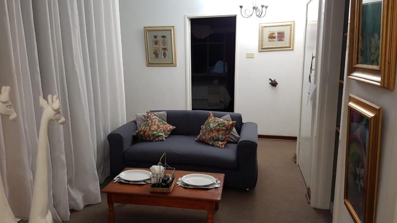 Burnham Road Suite Guest House ブラワヨ エクステリア 写真