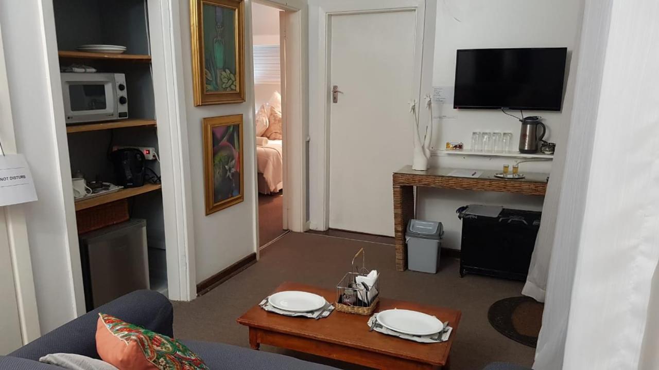 Burnham Road Suite Guest House ブラワヨ エクステリア 写真