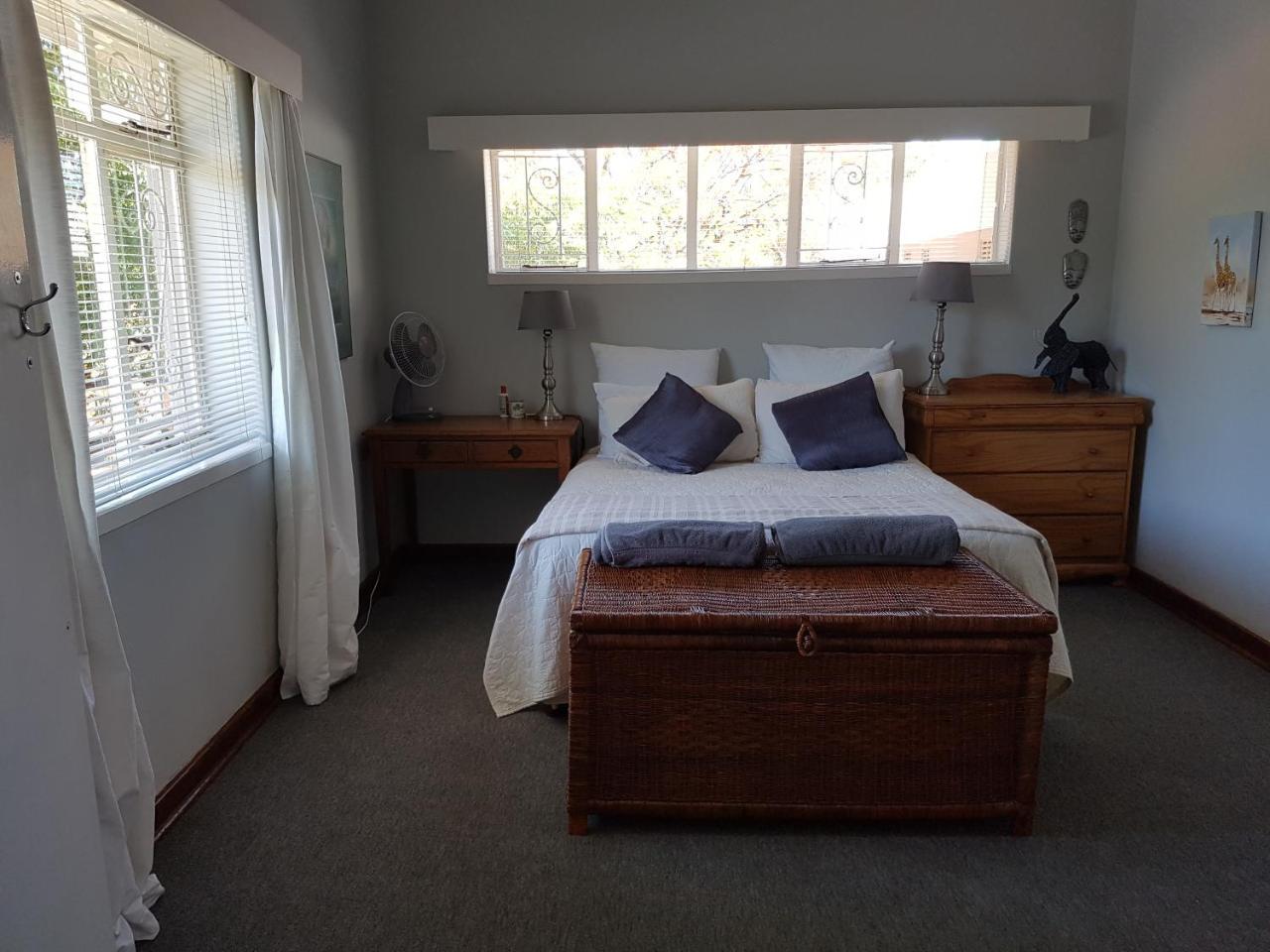 Burnham Road Suite Guest House ブラワヨ エクステリア 写真