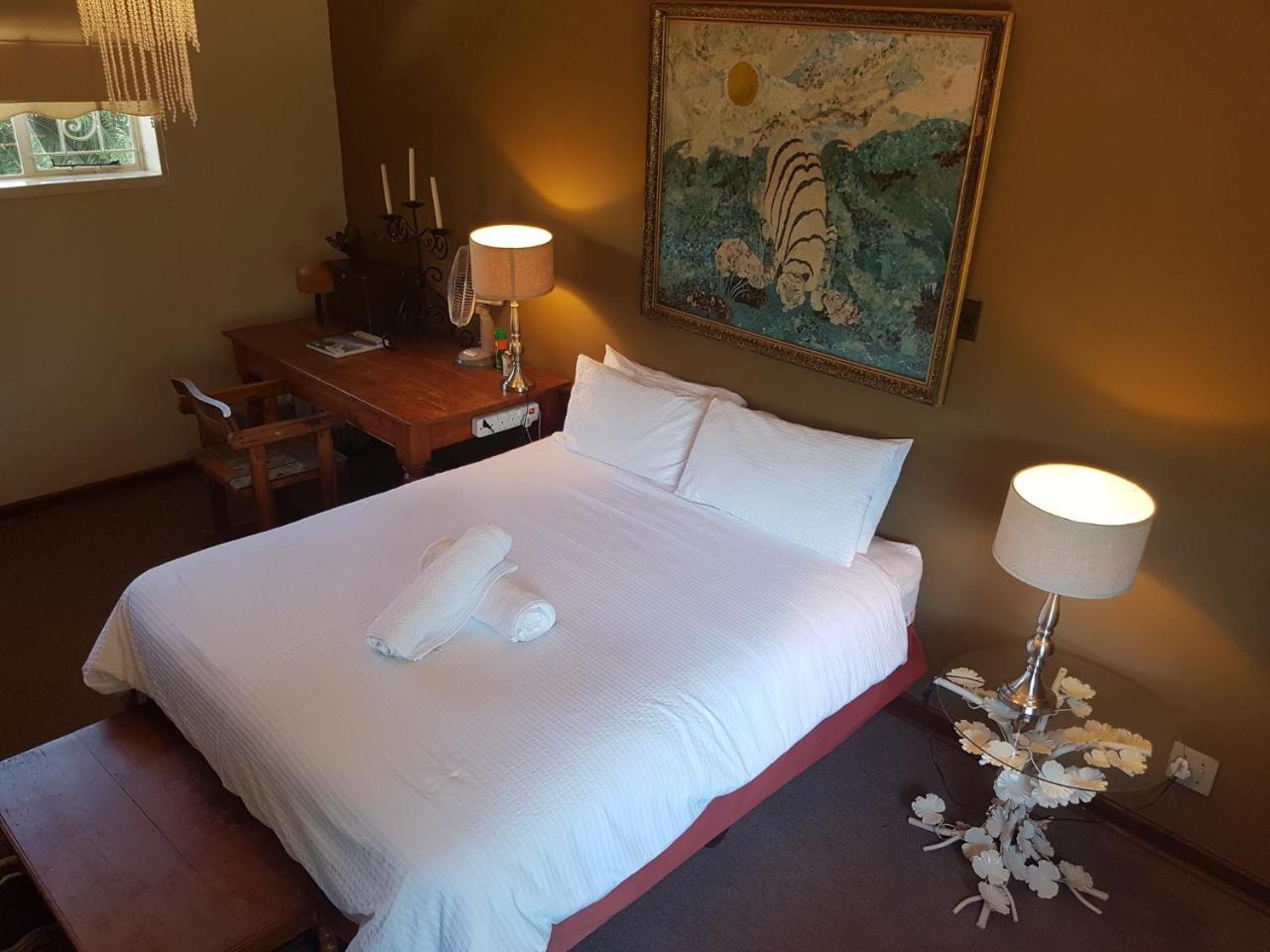 Burnham Road Suite Guest House ブラワヨ エクステリア 写真